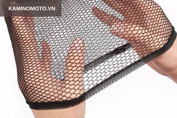 Bước 2: Giấu tóc thật bằng mũ lưới trùm đầu 