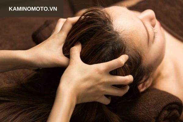 Bước 2: Thoa hỗn hợp duỗi tóc