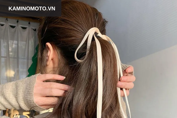 Tóc đuôi ngựa buộc ruy băng 