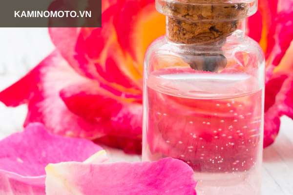 Cách dùng nước cất từ hoa hồng chăm sóc tóc 