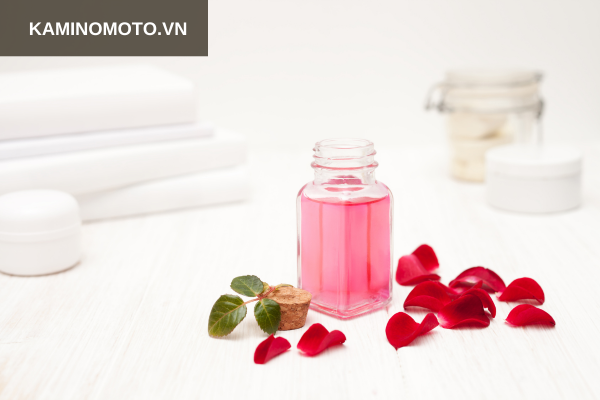 Lợi ích của nước cất hoa hồng đối với tóc