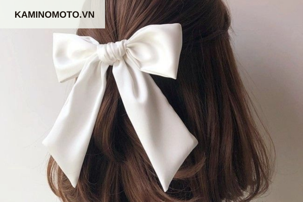 Tóc ngắn cột nửa đầu kèm dây ruy băng 
