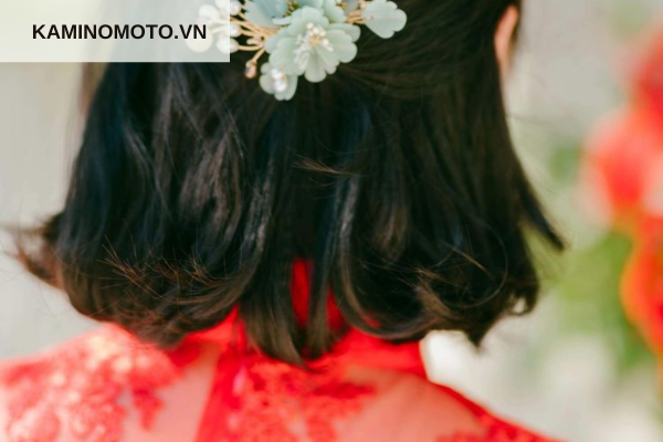 Tóc ngắn kết hợp trâm cài hoa