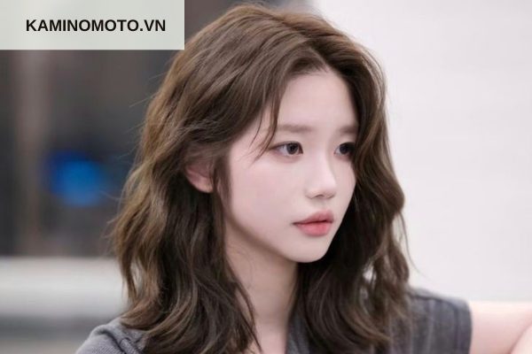 Tóc ngắn ngang cổ uốn sóng nhẹ