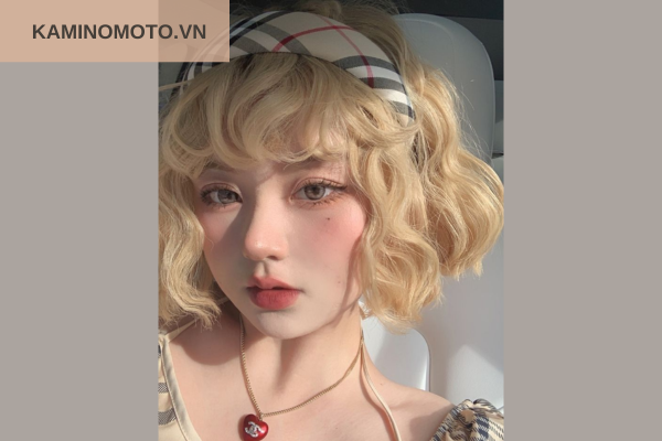 Tóc ngắn ngang cổ xoăn xù mì