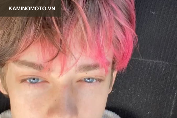 Tóc highlight màu hồng